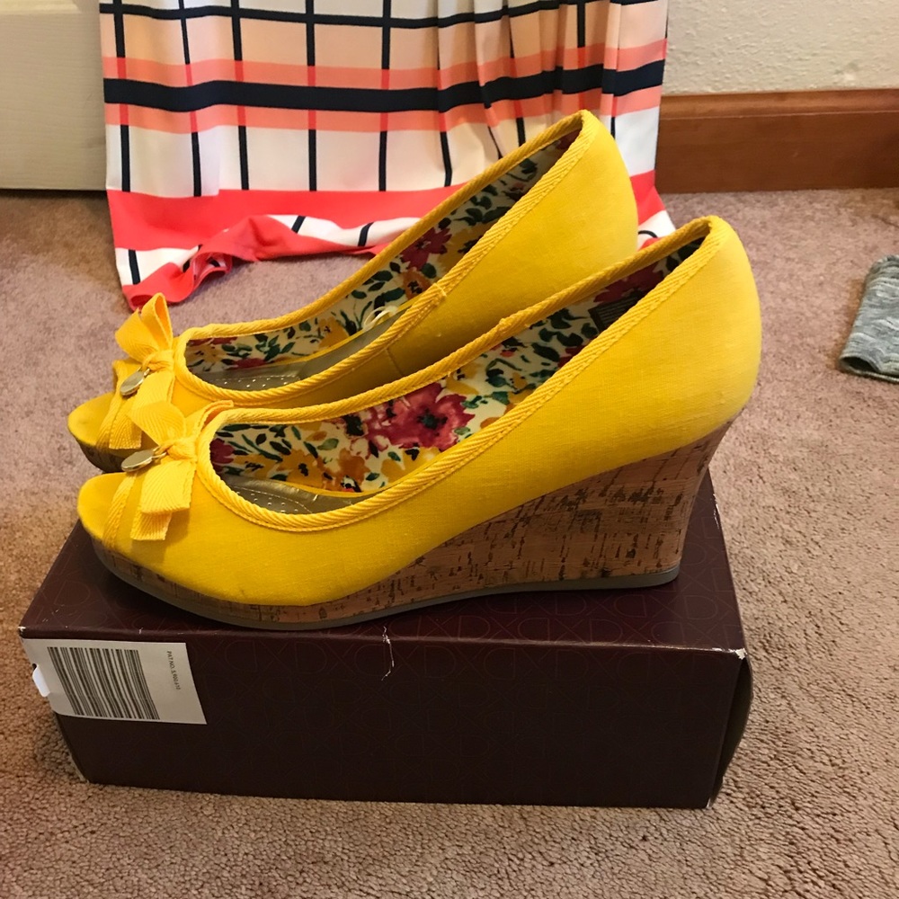 Yellow wedges